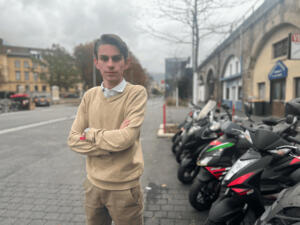 Julian Pfurtscheller mit Mopeds im Hintergrund, als Zeichen gegen das Mopedfahrverbot Bad Häring.