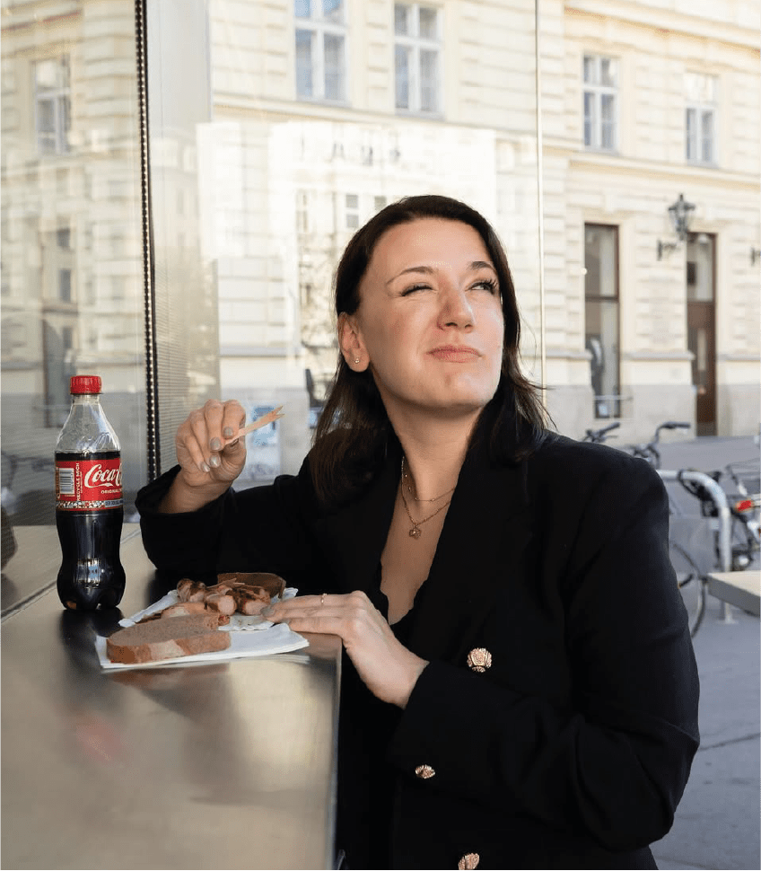 Dolores Bakos am Würstelstand